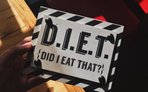 Schild mit der Aufschrift Diät als Symbol für die Ernährungsthemen der Redakteurin
